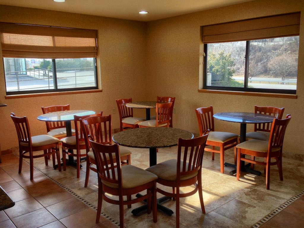 Super 8 By Wyndham Hagerstown I-70 Motell Exteriör bild